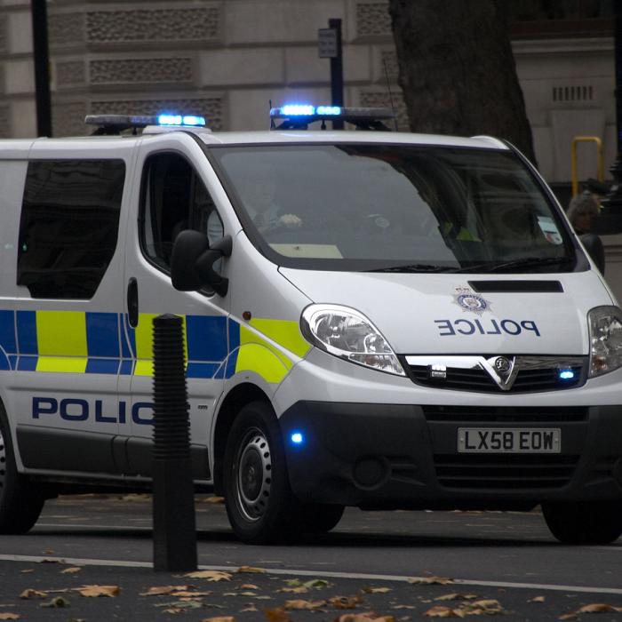 UK. Un polițist a fost ÎNJUNGHIAT în cap în timp ce încerca să oprească un vehicul la Londra