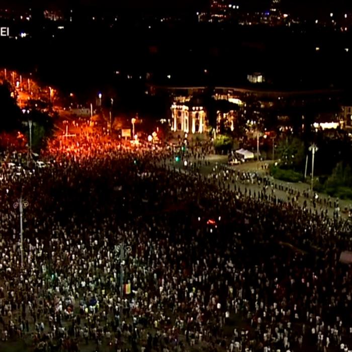 PROTESTATARII au APRINS luminile de la telefoane pentru a marca fix UN AN de la momentul 10 august 2018