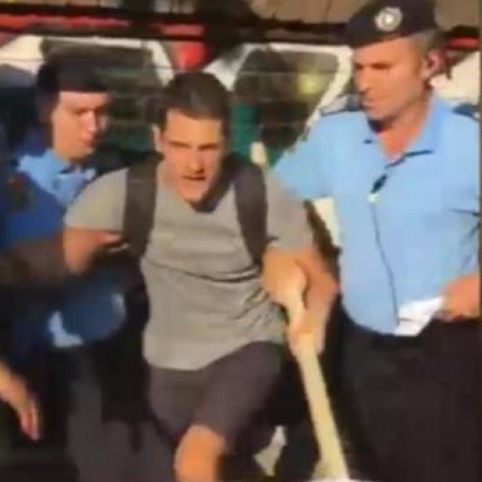 Protestatarul care a fost RIDICAT cu FORȚA de jandarmi din Piața Victoriei: „Da, i-am făcut sclavii lui Dragnea”