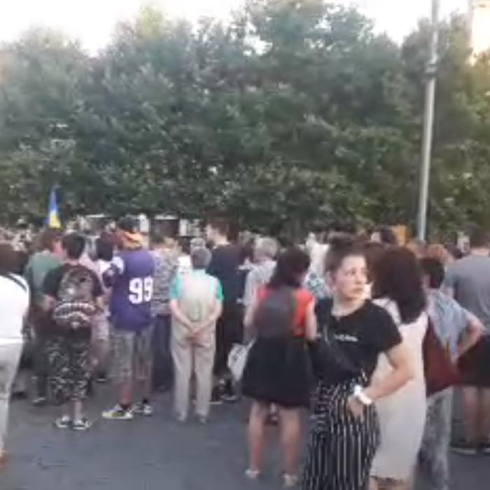 PROTESTE și în Iași, Cluj-Napoca, Sibiu și Brașov: „Dragă guvern, ROMÂNII nu vă mai vor. Vrem DEMISIA Guvernului Dăncilă"
