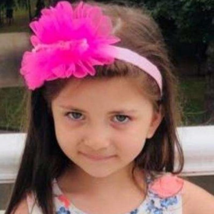 O fetiță ROMÂNCĂ de 7 ani, căutată de polițiști după ce a fost LUATĂ de ACASĂ de tatăl ei ÎNCĂLCÂND un ordin de RESTRICȚIE