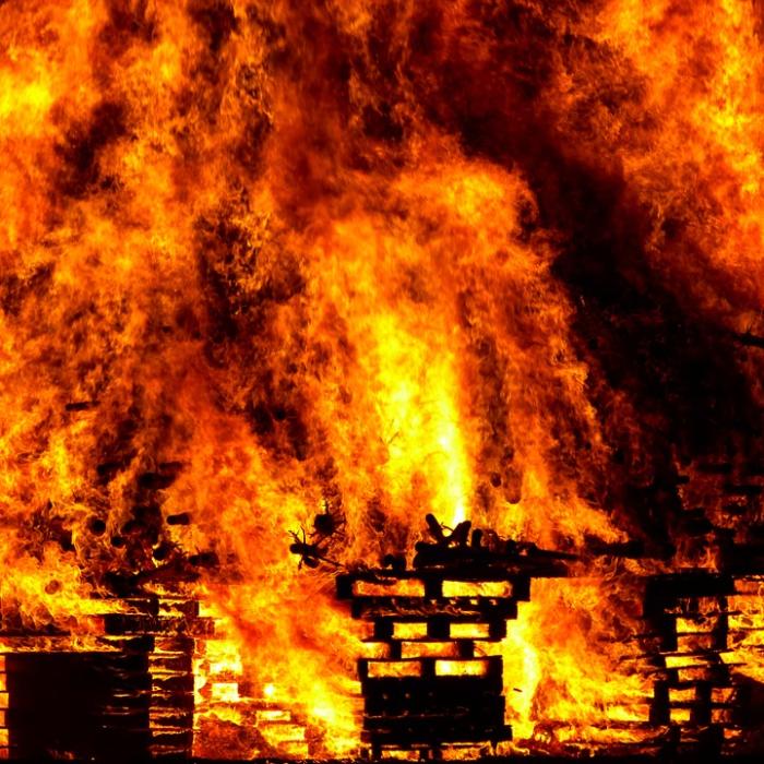 INCENDIU de proporții pe litoralul Mării Negre. Cel puţin opt persoane au murit