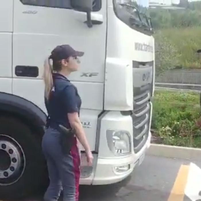 Italia. Șofer ROMÂN de TIR, găsit MORT în cabina camionului