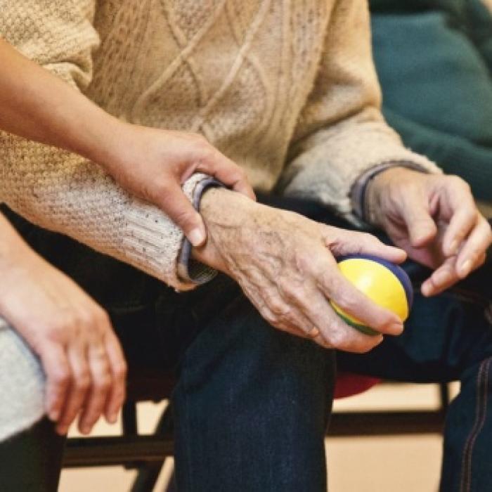 O BADANTĂ moldoveancă a ESCROCAT de 50 000 euro un bătrân italian. Femeia nu poate fi TRASĂ la răspundere
