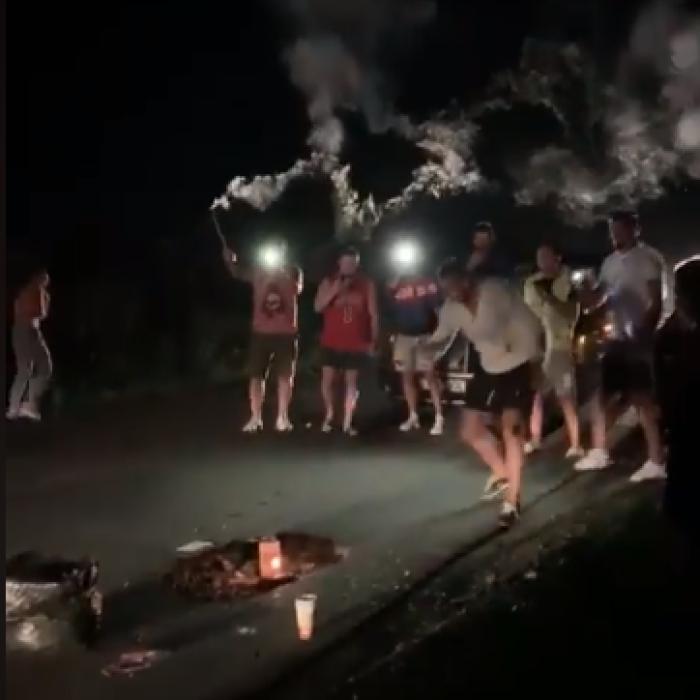 Se întâmplă în România: Petrecere aniversară cu ARTIFICII pentru o GROAPĂ în asfalt | VIDEO 