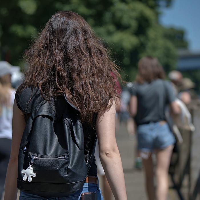 CRUZIME față de două fete. O femeie și-a ARS nepoatele cu țigara și le-a tăiat pe față