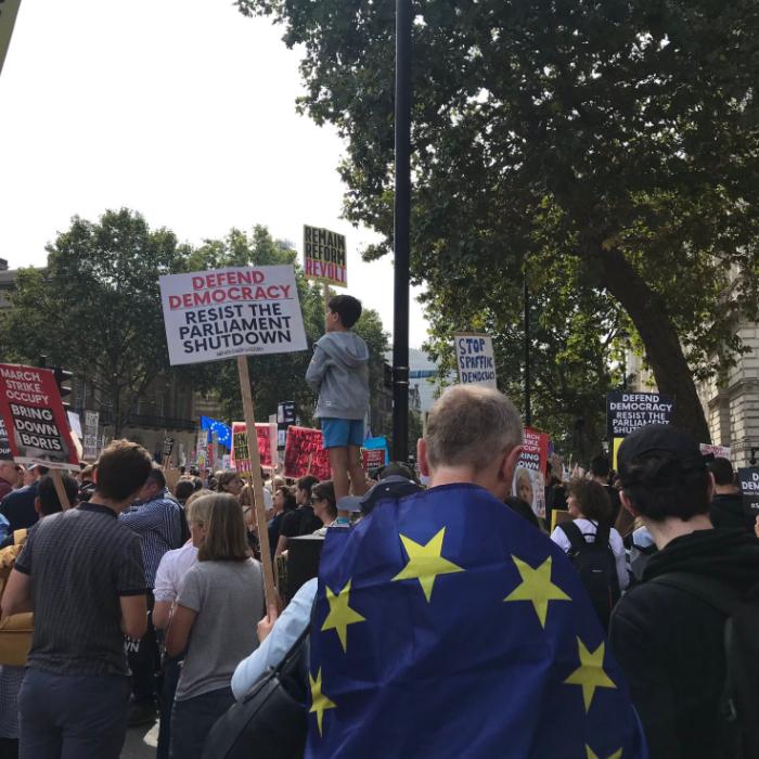 PROTESTE la Londra. MII de oameni în stradă: "RUȘINE, Boris Johnson!"