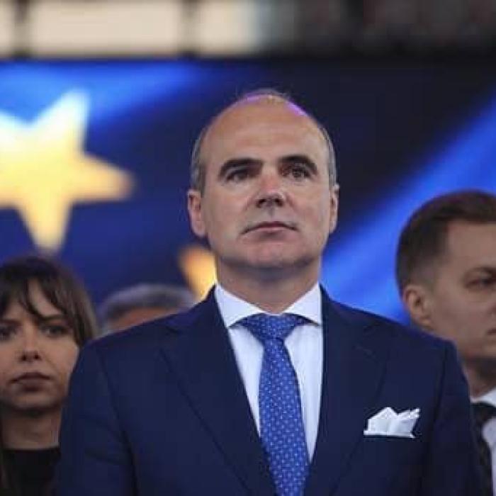 Rareș Bogdan o compară pe  Viorica Dăncilă cu Elena Ceaușescu: Epoca de Aur e mic copil