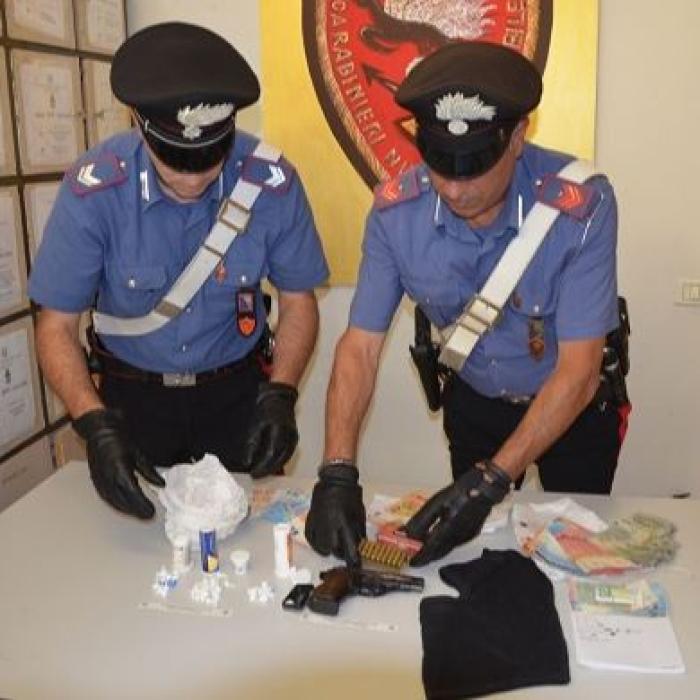 ITALIA: Barmaniță româncă, reținută pentru deținere ilegală de DROGURI, ARME și MUNIȚIE