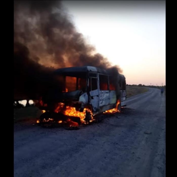 Microbuz PLIN CU ROMÂNI, cuprins de FLĂCĂRI uriaşe în mers - VIDEO