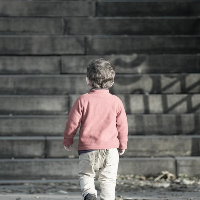 Italia. Copil ROMÂN de doar 4 ani, găsit PLÂNGÂND pe străzi, căutând cu DISPERARE AJUTOR