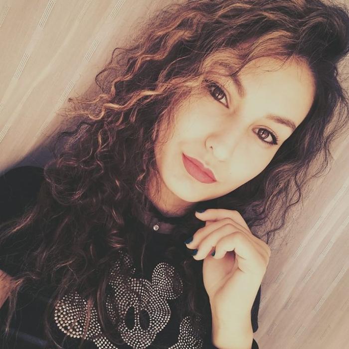 LACRIMI la Botoșani: Tânăra de 18 ani moartă în Italia a fost înmormântată acasă