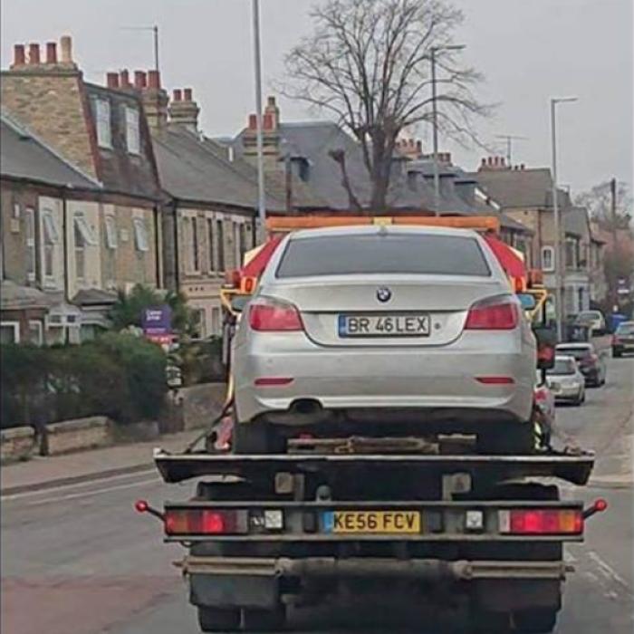 BMW românesc RIDICAT de pe o stradă din Londra. "Raportez orice român cu cazanul înscris pe România"