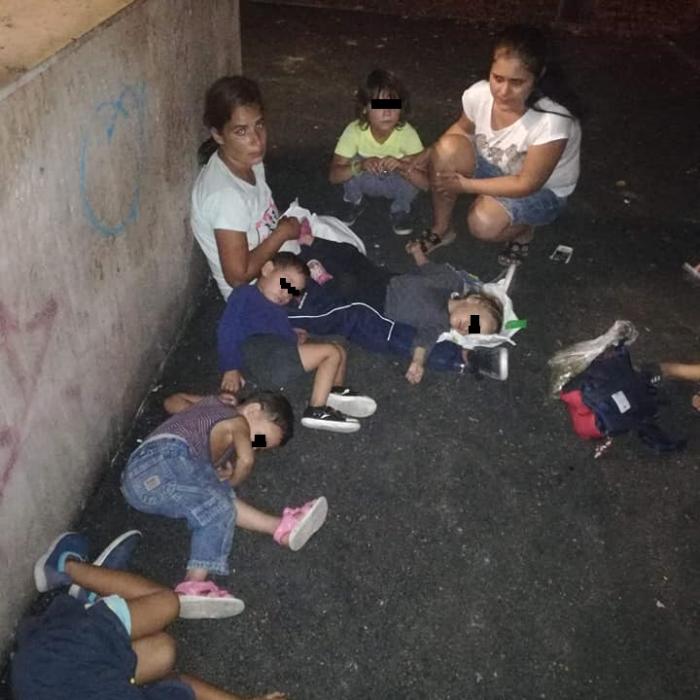 Soțul muncește în străinătate: Mama care dormea în stradă cu cei CINCI COPII a plecat de acasă din cauza AGRESIUNILOR 