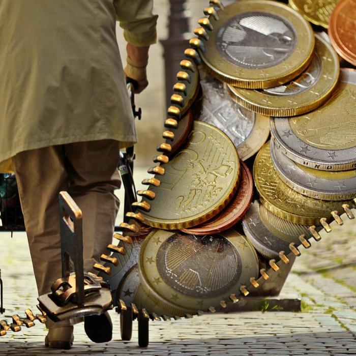 Italia. O menajeră ROMÂNCĂ a făcut prea multă „curățenie” în casa unui pensionar: 25.000 de euro au DISPĂRUT