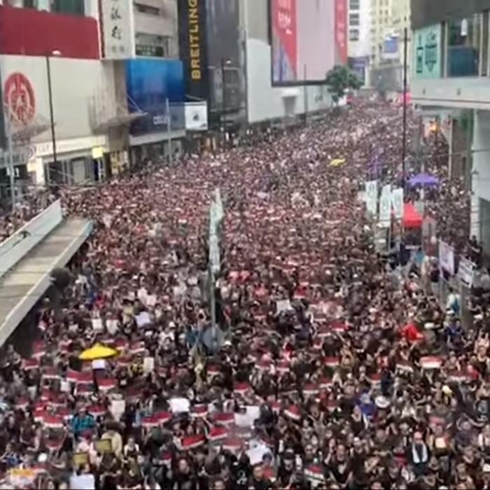 Sute de elevi de la școli au format lanţuri umane în sprijinul PROTESTATARILOR chinezi