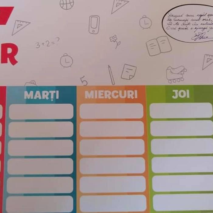 Situație INCREDIBILĂ. Un primar și-a tipărit caricatura pe orarul elevilor