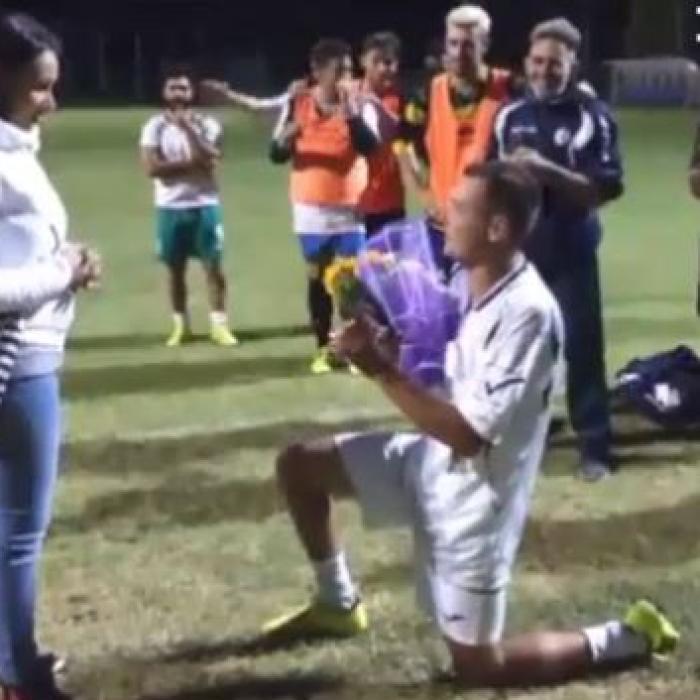 Au chemat AMBULANȚA! Un fotbalist român din Italia, „ACCIDENTAT GRAV“ pe teren, și-a cerut iubita româncă în CĂSĂTORIE