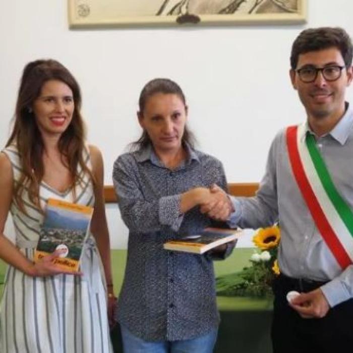 Românca EROINĂ din ITALIA, care S-A ARUNCAT în MAȘINA ÎN FLĂCĂRI să salveze un bărbat, felicitată la Torino