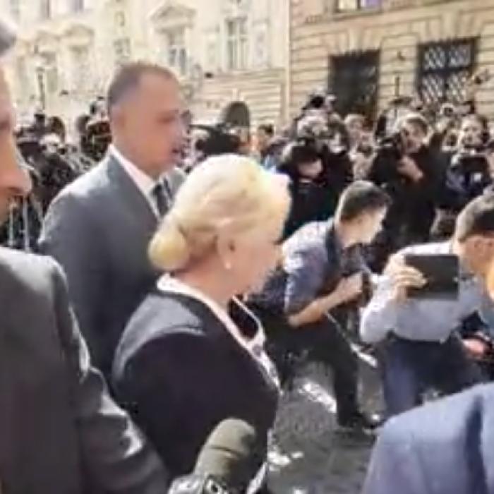 Dăncilă, întâmpinată de PROTESTATARI la sediul BEC, unde și-a depus candidatura la prezidențiale