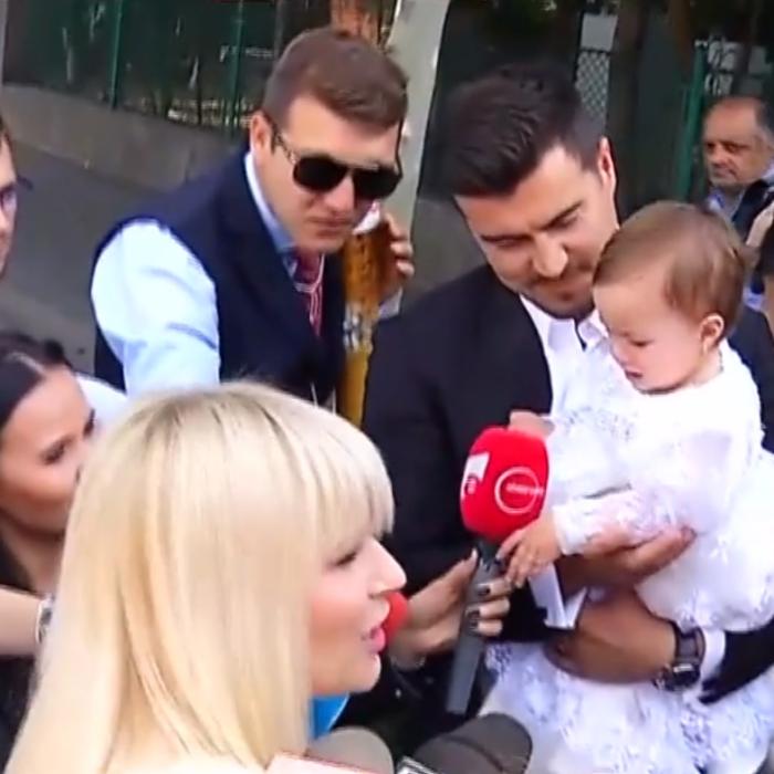 Primele imagini de la botezul fiicei Elenei Udrea. Ce a declarat fostul ministru înainte de intrarea în biserică (FOTO)