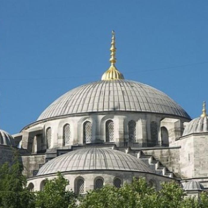 Franța. Un bărbat a intrat cu MAȘINA intenționat într-o moschee