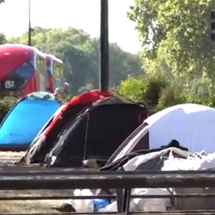 O tabără de ROMÂNI din centrul Londrei, DISTRUSĂ de poliţie. EVACUAREA s-a făcut cu SCANDAL