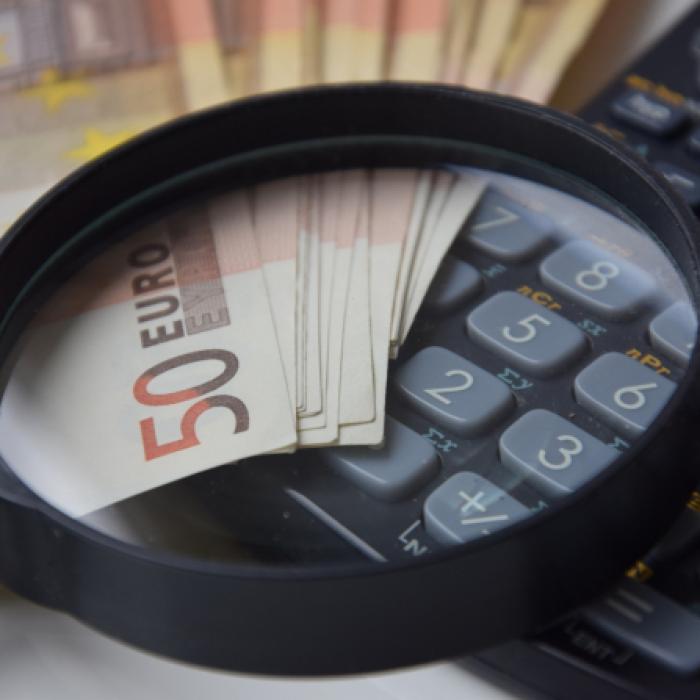 Leul se PRĂBUȘEȘTE față de euro. Cursul se apropie de 5 lei