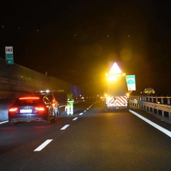 GERMANIA: Șofer ...descurcăreț - cu ce a putut STINGE focul care i-a cuprins mașina în mers. Pompierii au fost surprinși