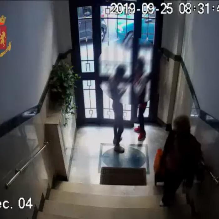 Italia. Doi români, filmați înainte să jefuiască o bătrână (VIDEO)