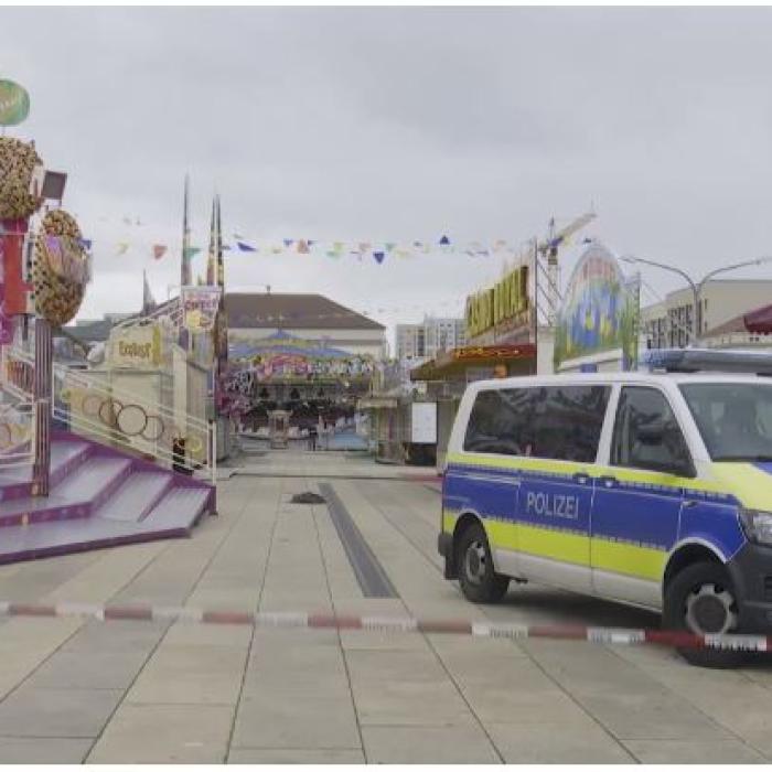 GERMANIA: Tânără româncă, MOARTĂ după ce fost ARUNCATĂ câțiva metri dintr-un CARUSEL într-un parc de distracții 