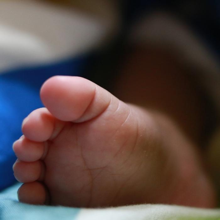 Italia. O badantă MOLDOVEANCĂ a NĂSCUT și și-a ASCUNS bebelușul în VALIZĂ. Carabinierii l-au găsit MORT pe băiețel