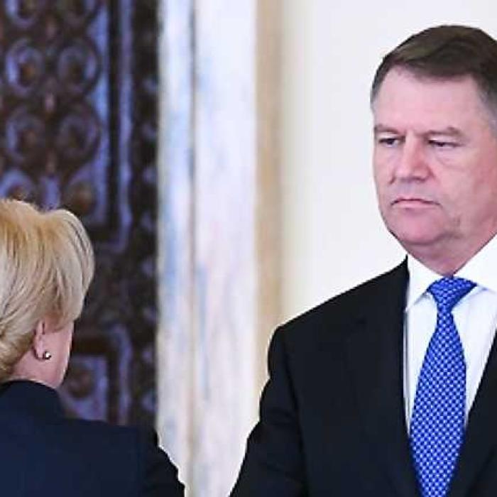 Klaus Iohannis a luat FOC după ce Dăncilă l-a lăsat să aştepte: "OPRIŢI-VĂ! Nu mai faceți de rușine România"