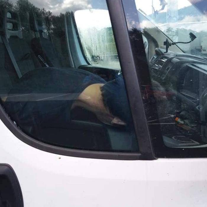 Cine este tânărul şofer găsit MORT în cabina camionului său. S-a angajat în urmă cu o LUNĂ