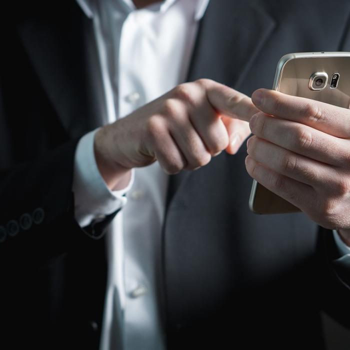 Irlanda de Nord: Doi români au furat „din disperare“ telefoane de zeci de mii de lire sterline 