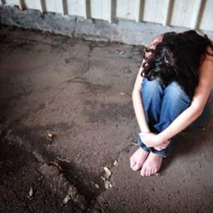 Marea Britanie. Elevă VIOLATĂ şi BĂTUTĂ de peste 500 de bărbaţi. Poliţiştii i-au făcut tot ei dosar penal