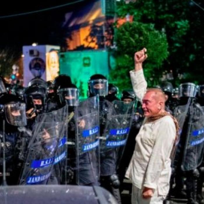„Fantoma în alb” de la PROTESTUL din 10 august, dă în JUDECATĂ Jandarmeria