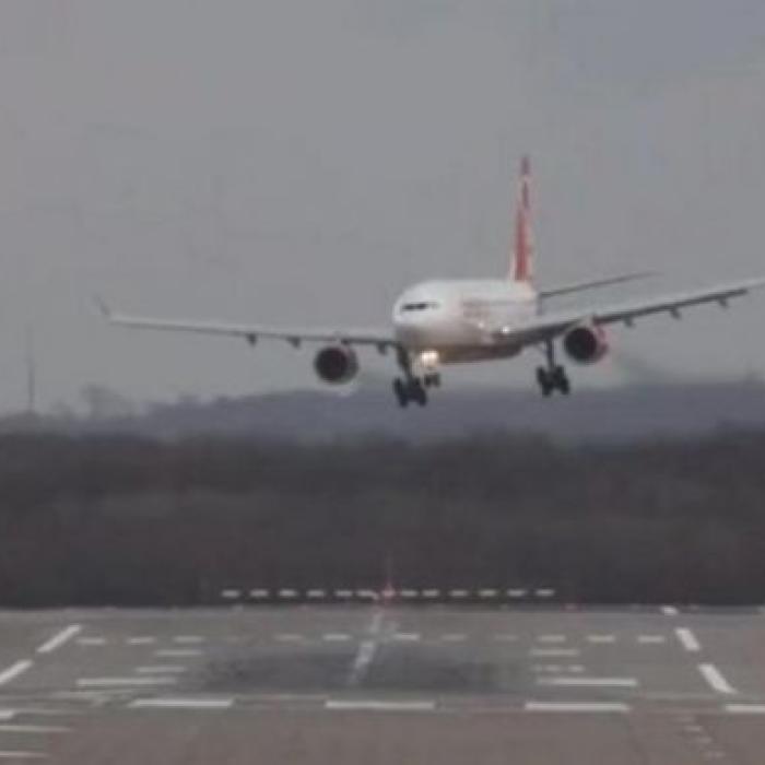 ALERTĂ în Iaşi. Probleme la aterizare pentru un avion care venea din Germania. Un cunoscut politician era la bord