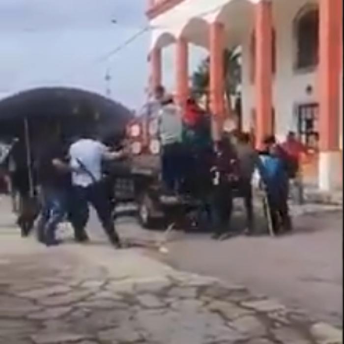 Primar, legat de mașină și târât pe stradă de cetățeni | VIDEO