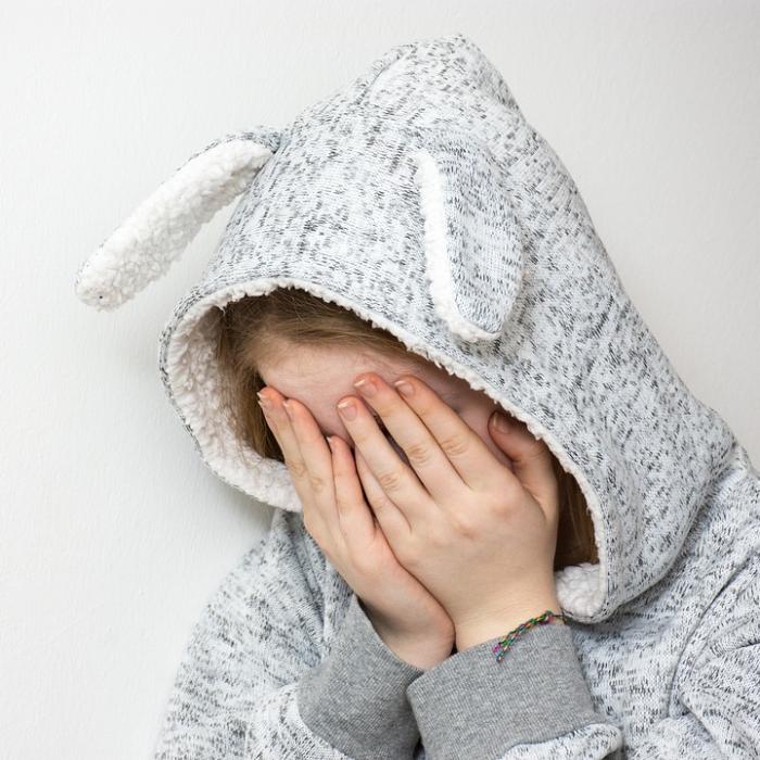 SPANIA: Tânăr român, acuzat că și-a OBLIGAT fiica vitregă să întrețină relații sexuale, pe care le și filma