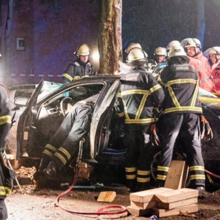 Șase români, aproape MORȚI pe străzile din Hamburg după ce s-au întrecut cu mașini de LUX