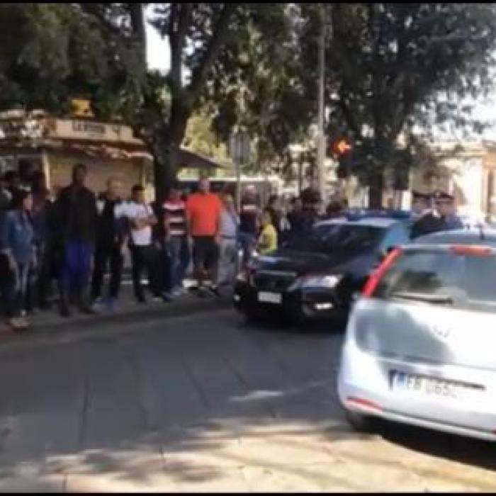 ITALIA: Doi frați români, ajutați de MAMA lor să RĂPEASCĂ de pe stradă o fată. Intențiile lor erau însă altele...