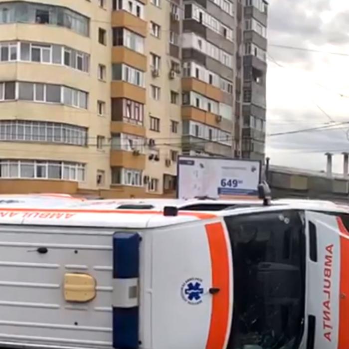 Ambulanță plină cu pacienți, RĂSTURNATĂ. Oamenii au rămas ÎNCARCERAȚI 