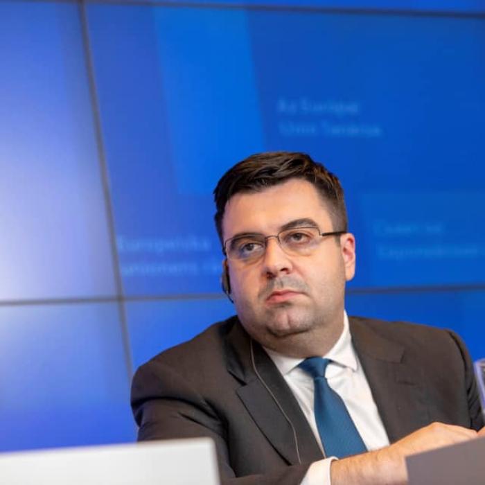 Lovitură de TEATRU în scandalul TAROM: Cine ar fi ordonat DE FAPT anularea zborurilor. Ministrul CUC, lăsat din brațe de PSD
