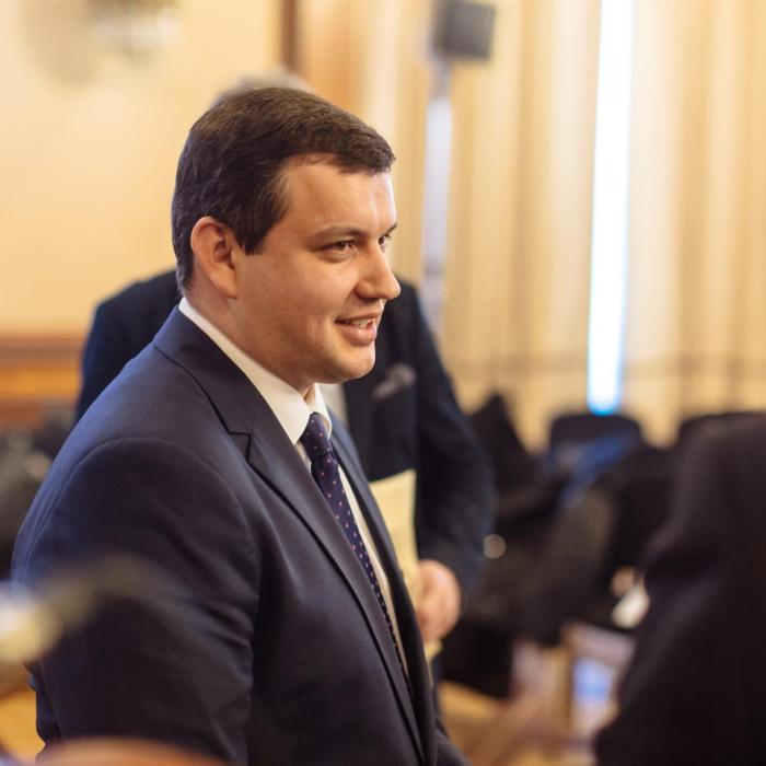 Tomac, despre deschiderea unei fabrici Volkswagen în România: „Negocierile dintre Viorica din Videle şi Angela Merkel au EȘUAT”
