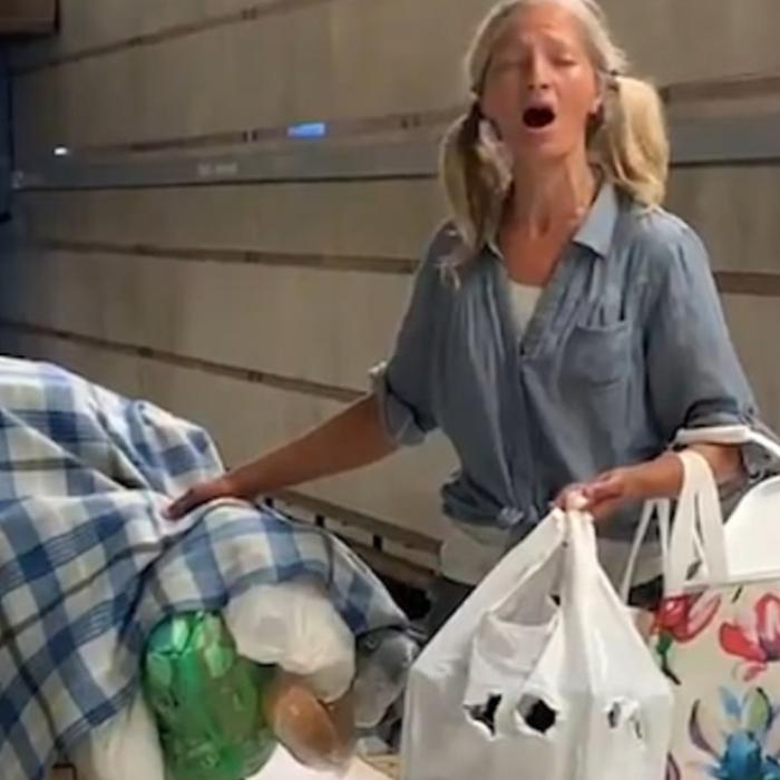 Soprana fără adăpost care cântă la metroul din Los Angeles este moldoveancă. Povestea INCREDIBILĂ a femeii cu "voce de aur"