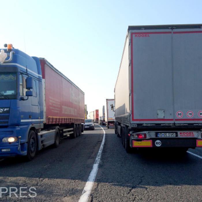 Cozi imense de TIR-uri la granița cu Ungaria. Timp crescut de așteptare 
