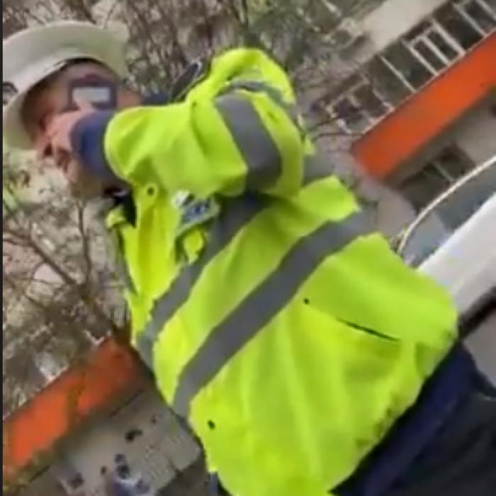 Un polițist local REFUZĂ să se legitimeze în fața celui de la Rutieră: "Am vorbit cu ȘEFUL!" - VIDEO