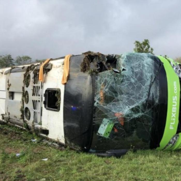 Franța. CAUZA răsturnării AUTOCARULUI cu 32 de pasageri în care erau și ROMÂNI