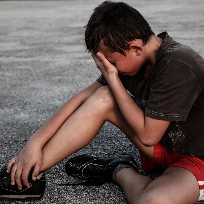 Minor ROMÂN cu DIZABILITĂȚI, RĂPIT și ABANDONAT dezbrăcat într-o pădure